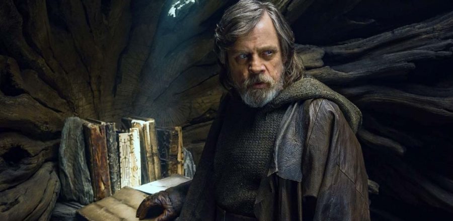 Осенью 2018 года нам довелось побывать на съемках «Падения Ордена» (Knightfall), где мы пообщались с новой звездой сериала — Марком Хэмиллом, играющим во 2 сезоне Талуса, сурового наставника молодых тамплиеров. Нам удалось поблагодарить Хэмилла за его самую яркую и запомнившуюся нам роль — речь, разумеется, о Херобойце (Cock Knocker) из фильма «Джей и Молчаливый Боб наносят ответный удар»! Также мы расспросили самого Люка Скайуокера о современном состоянии «Звездных войн» и его отношении к супергеройским фильмам Disney — ну и конечно, о том, каково ему в очередной раз играть умудренного жизнью рыцаря-наставника.