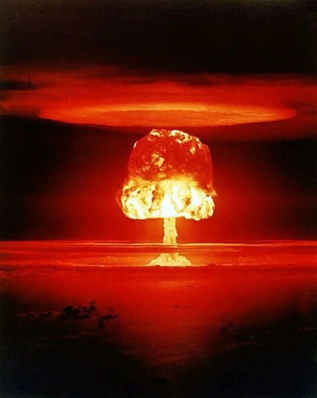 27 марта 1954 года в открытом море возле Маршалловых островов ВВС США провело испытание термоядерной бомбы TX-17. Мощность взрыва — 11 мегатонн, что в сотни раз мощнее сброшенных бомб на Японию.