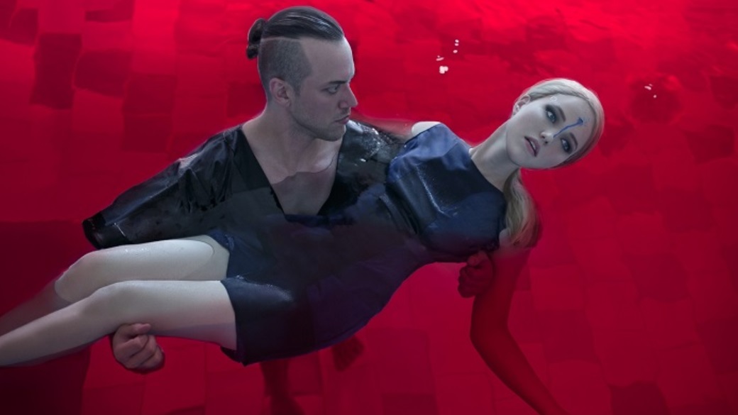 Основатель «Киберлайф» и убитая Хлоя в косплее по Detroit: Become Human - изображение 1 Основатель «Киберлайф» и убитая Хлоя в косплее по Detroit: Become Human - фото 1