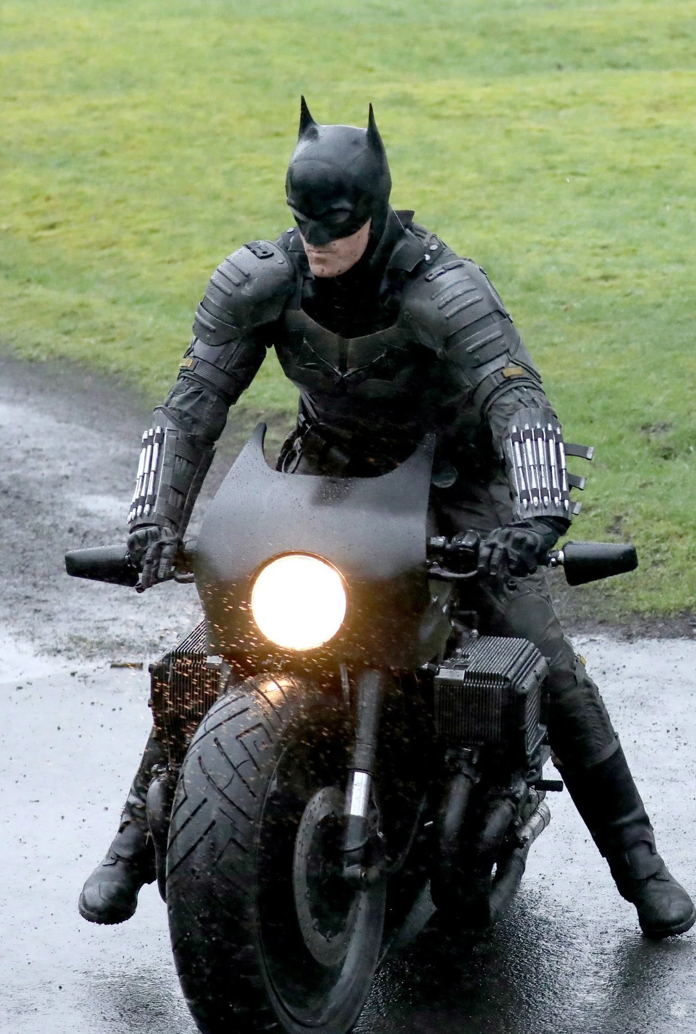 Теперь можно рассмотреть костюм Бэтмена из будущего фильма - фото 2
