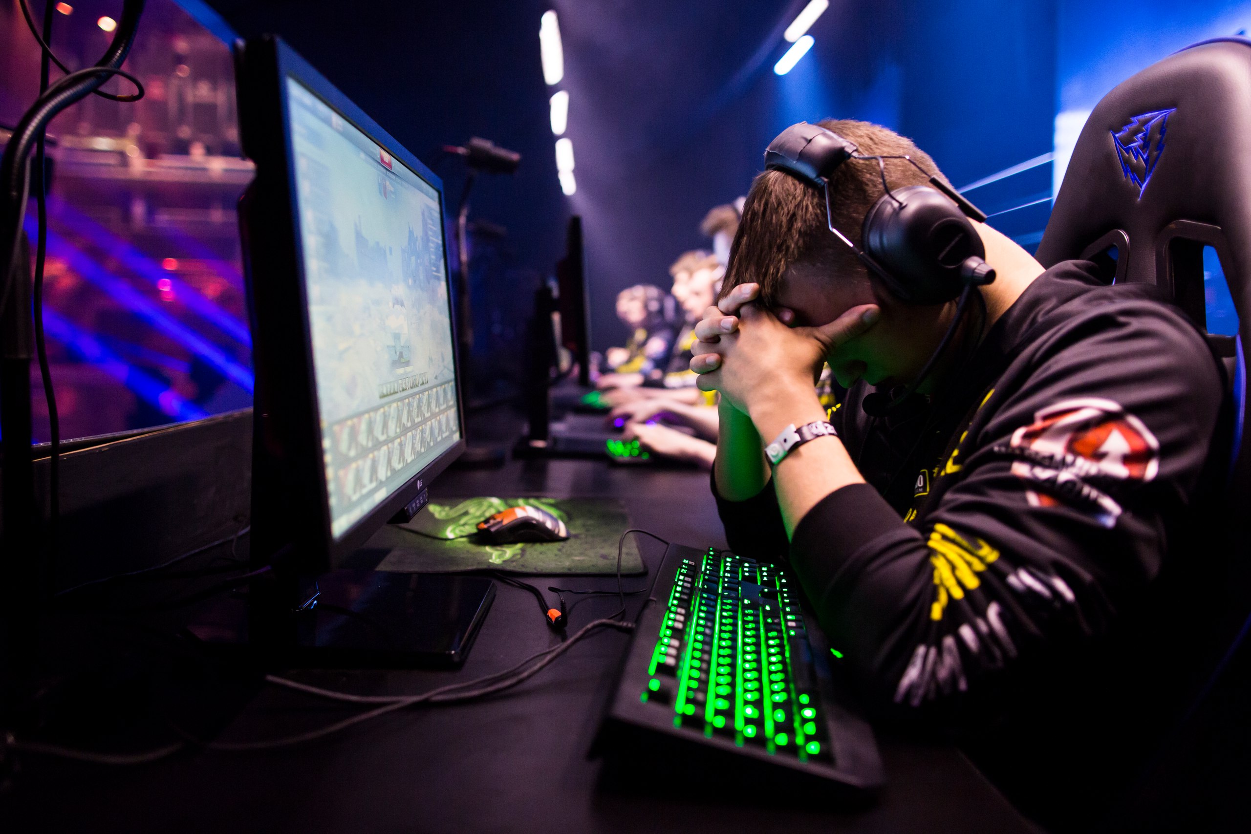 Сохранять спокойствие и скилл на киберспортивной сцене перед тысячами зрителей дело нелегкое. Ответственность за команду, долг перед самим собой и желание побеждать — все это создает огромное давление на киберспортсмена во время важного матча. И все эти порывы могут стать жертвой человеческого страха.