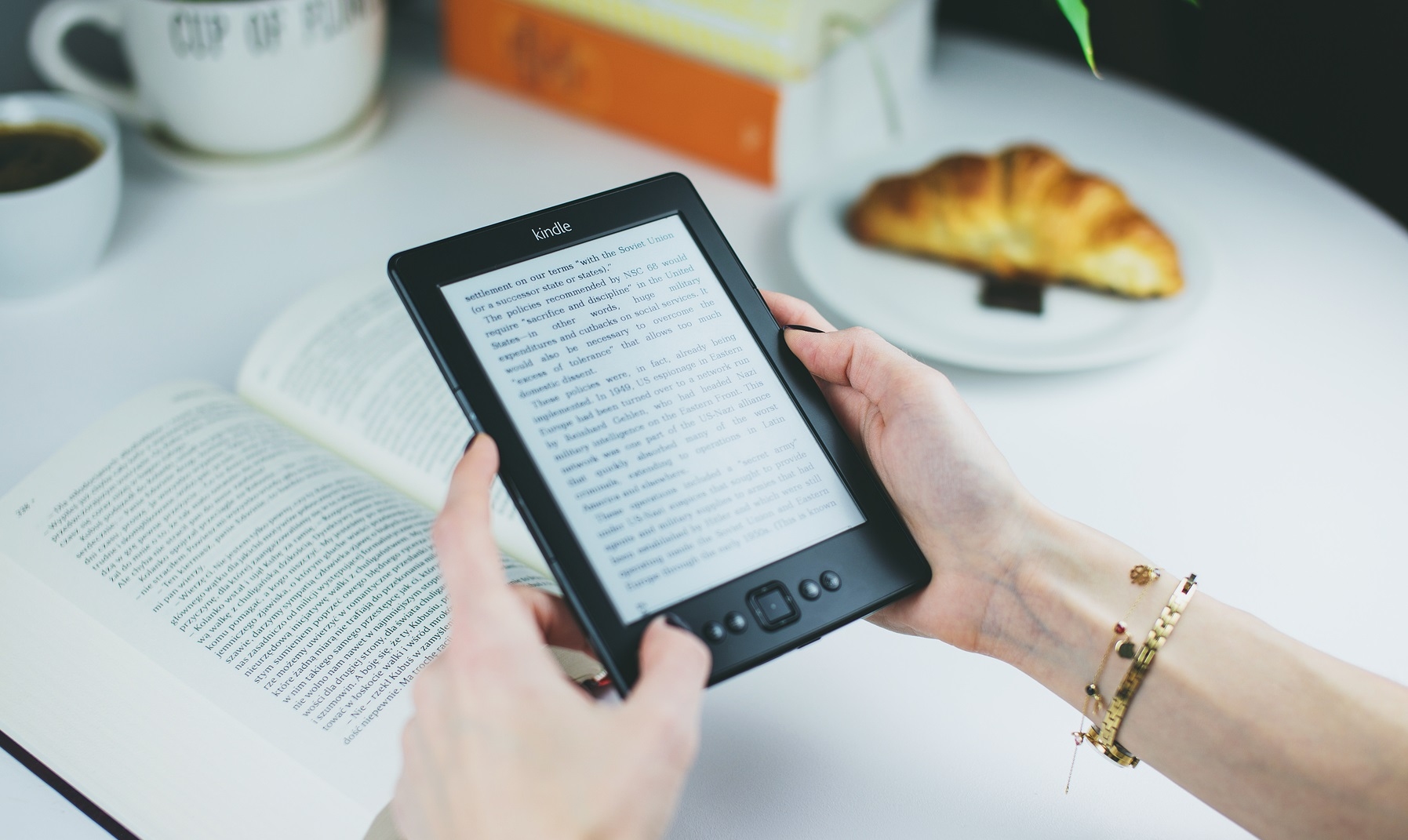 Достойных книг о технологиях не так уж и много, но любители инноваций и чтения обязательно найдут для себя крутые новинки. А чтобы выбирать стало проще мы собрали топ лучших, на наш взгляд, книг про технологии. Здесь есть все: вред и польза гаджетов, роботы, искусственный интеллект, обреченность современного технологичного общества, люди в ближайшем будущем, минусы и плюсы научного прогресса и другие важные темы. А что из этого читали вы? Что порекомендуете не из списка и почему?