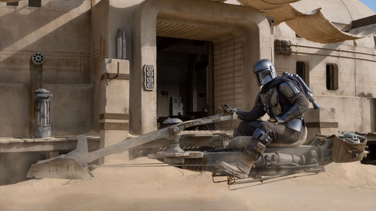 Выход первой серии второго сезона &quot;Мандалорца&quot; (The Mandalorian) показал много нового: от появления знакомых персонажей до дополнения основного сюжета. Не обошлось и без отсылок к другим проектам вселенной Star Wars. Рассказываем про детали, фразы и персонажей, которые так или иначе отсылают зрителей к другим продуктам вселенной.