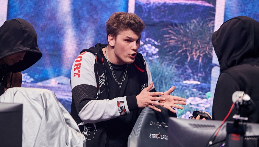 Стать киберспортсменом можно и в 12 лет, и в 25, но существует ли идеальный возраст для того, чтобы начать играть в Dota 2 на профессиональном уровне? Сложно ли совмещать обучение в школе или институте с киберспортом? И как убедить своих родителей, что киберспорт может быть профессией? На эти и другие вопросы нам помогли ответить профессиональные игроки в Dota 2, которые выступают за киберспортивную организацию Winstrike.