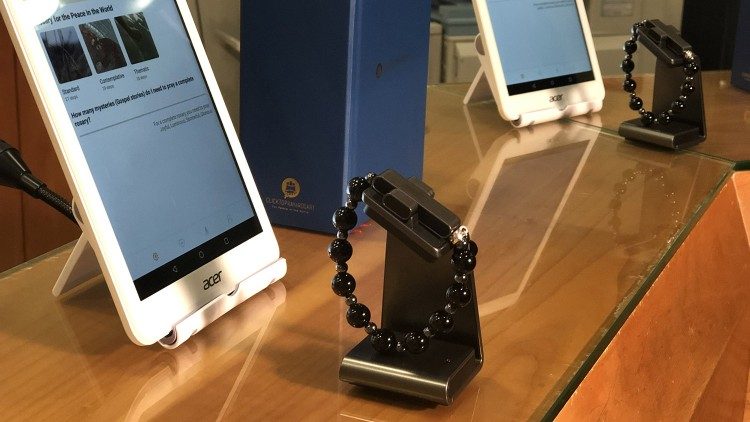 Ватикан выпустил свой фитнес-браслет в виде четок с крестиком - фото 1