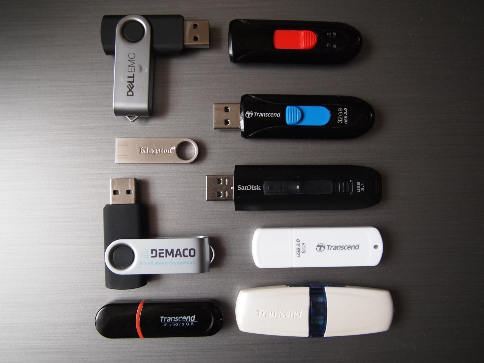 Иметь USB-флешку в те времена было очень круто. Маленьким хранителем данных хвалились даже перед девчонками, а варианты на 4 или даже 8 ГБ вызывали зависть одноклассников или ребят со двора. 