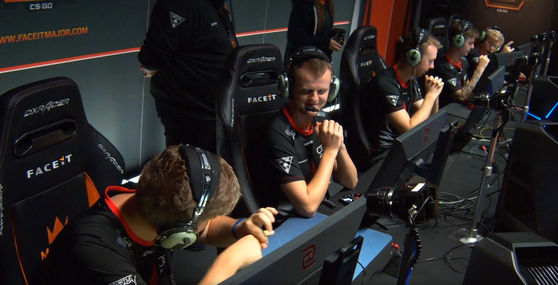 Игрок по CS:GO при помощи жестов показал партнерам секретную стратегию - изображение 1 Игрок по CS:GO при помощи жестов показал партнерам секретную стратегию - фото 1