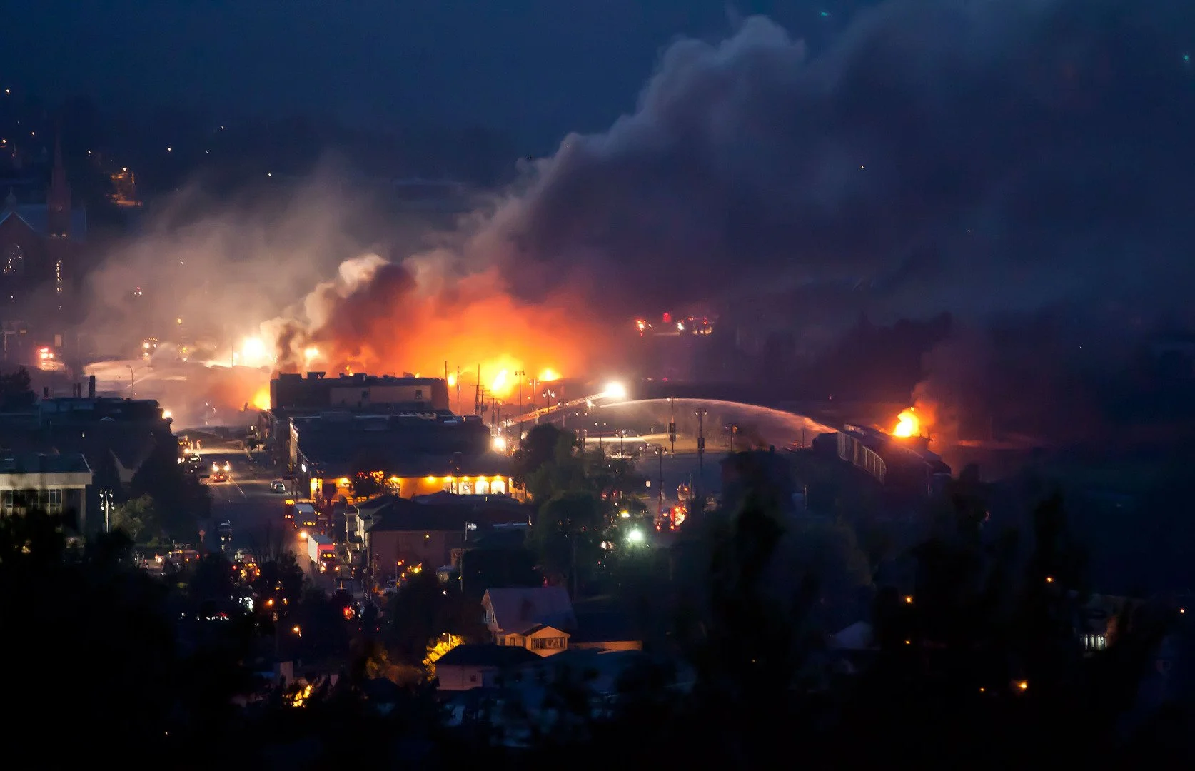 В июле 2013 года в Канадской провинции Квебек поезд с семьюдесятью цистернами сырой нефти сошел с рельс и взорвался. 50 человек погибло, полгорода разрушило взрывом. Ущерб для природы — колоссальный.