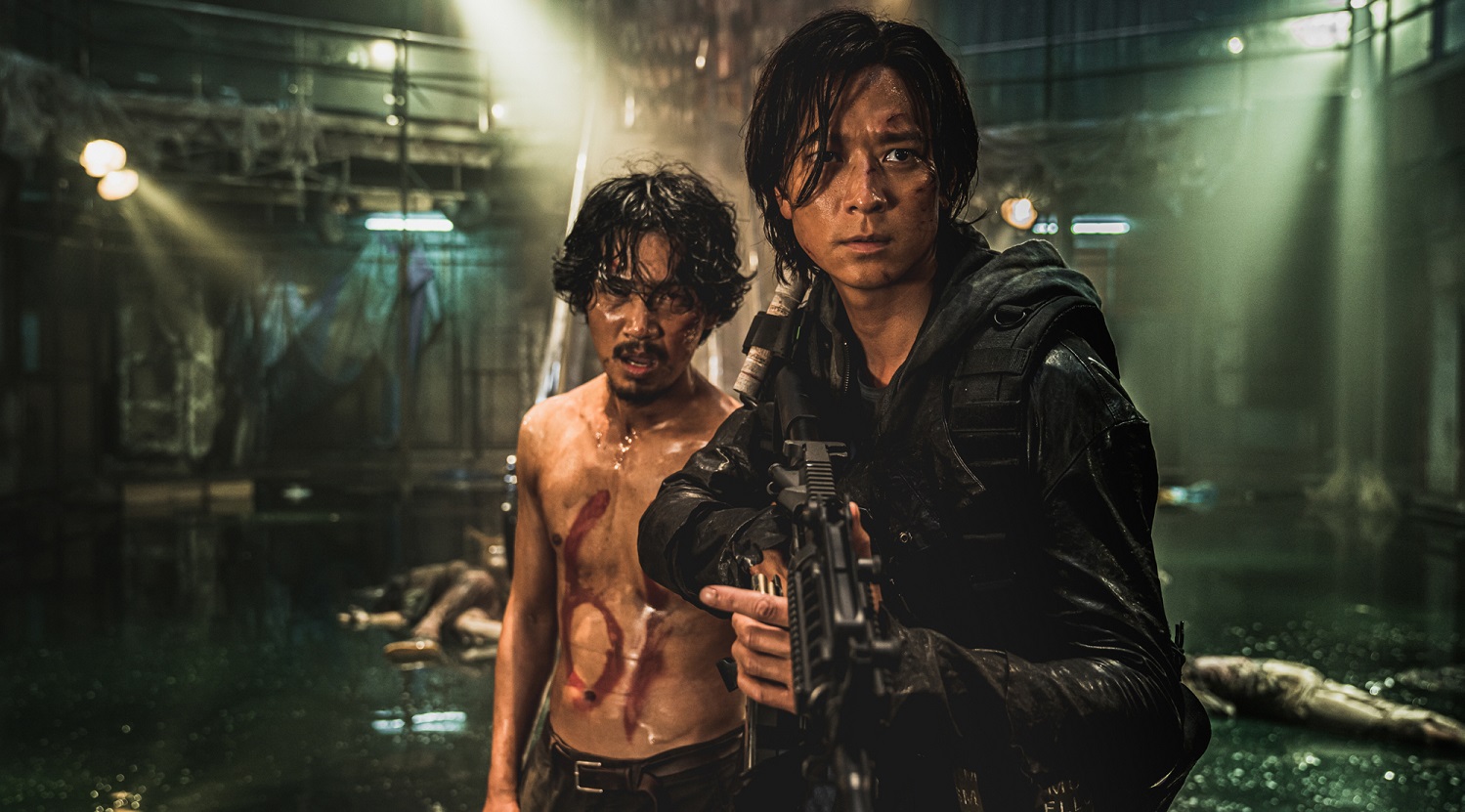 Одна из первых IMAX-новинок российского проката скоро появится в недавно открывшихся кинотеатрах. «Поезд в Пусан 2: Полуостров» (Peninsula) от Ен Сан-хо возвращает нас на корейский полуостров спустя 4 года после событий первого фильма. Разбираемся, почему сиквел заметно уступает оригинальной картине практически по всем фронтам.