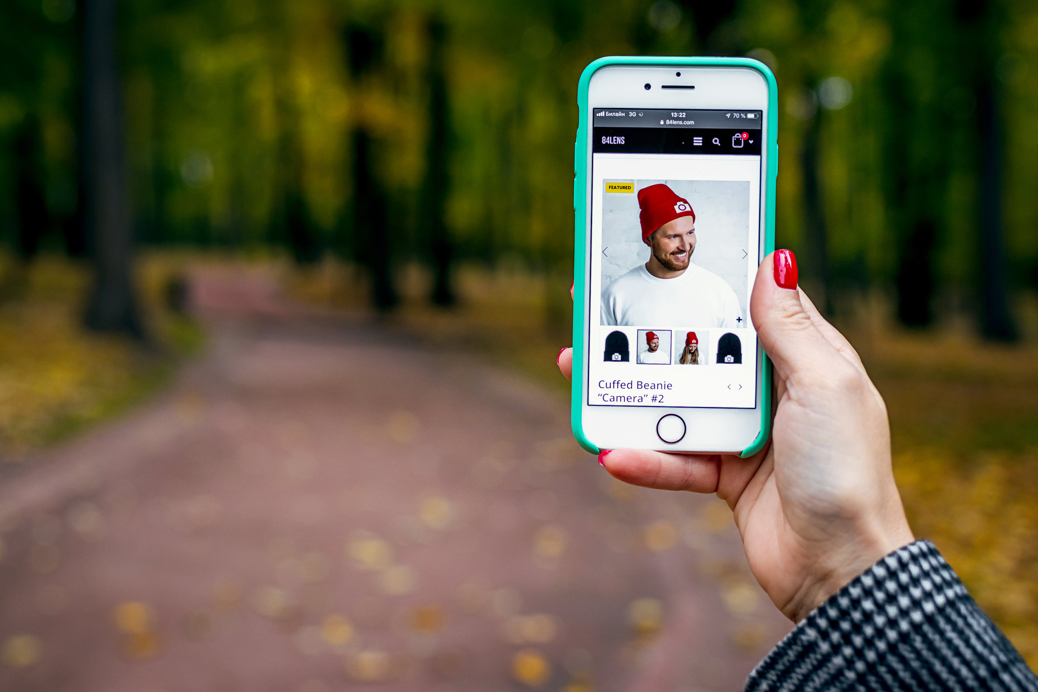 Мобильное приложение для онлайн-знакомств Tinder стало заметным явлением. Оно дало новый ответ на вопрос «как познакомиться с парнем?»: провести пальцем по экрану смартфона. Собственно, такой же ответ «Тиндер» дал и на вопрос «как отшить парня?» – вся разница в том, в какую сторону двигать пальцами по экрану.<br /><br />К моменту написания этой статьи Tinder скачали более 340 млн раз. Основную аудиторию сформировали женщины от 18 до 30 лет. А значит, у парней здесь выбор куда больше, чем у девушек.<br /><br />И все же, завоевать сердце женщины не так просто – даже если этих сердец миллион. На что обращают внимание дамы во время поиска? Кого они ищут и какие профили их привлекают? Об этом мы спросили у шести девушек-пользовательниц «Тиндера».<br /><br />Правда, подавляющее большинство пользователей этого приложения не готовы признаться в том, что они сидят на сайте знакомств. Наши героини тоже отказались от публикации собственных фотографий и указания фамилий. Зато они назвали имя и возраст.<br /><br />Что ж, мужчины, записывайте, что нужно делать, чтобы набрать как можно больше пар в «Тиндере».