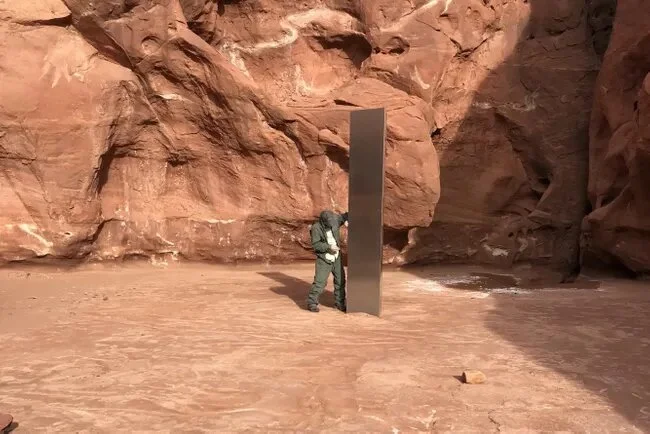«Это что, Космическая одиссея?»: посреди пустыни обнаружили загадочный монолит - фото 2