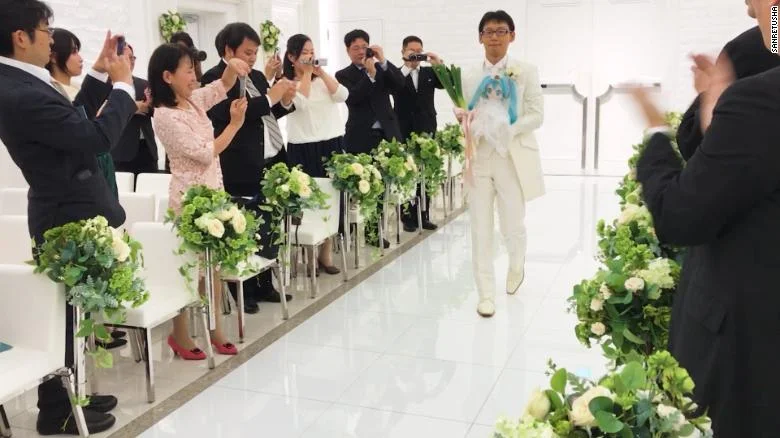 Классическая Япония: мужчина женился на голограмме Хацунэ Мику. Что это значит для человечества? - фото 3