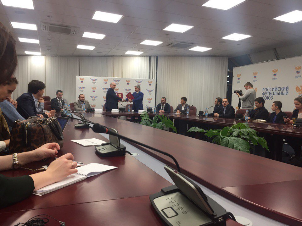 3 октября в Доме футбола в Москве прошла пресс-конференция, посвященная подписанию договора о сотрудничестве между Российским футбольным союзом и Федерацией компьютерного спорта России. «Канобу» — с места событий.<br />