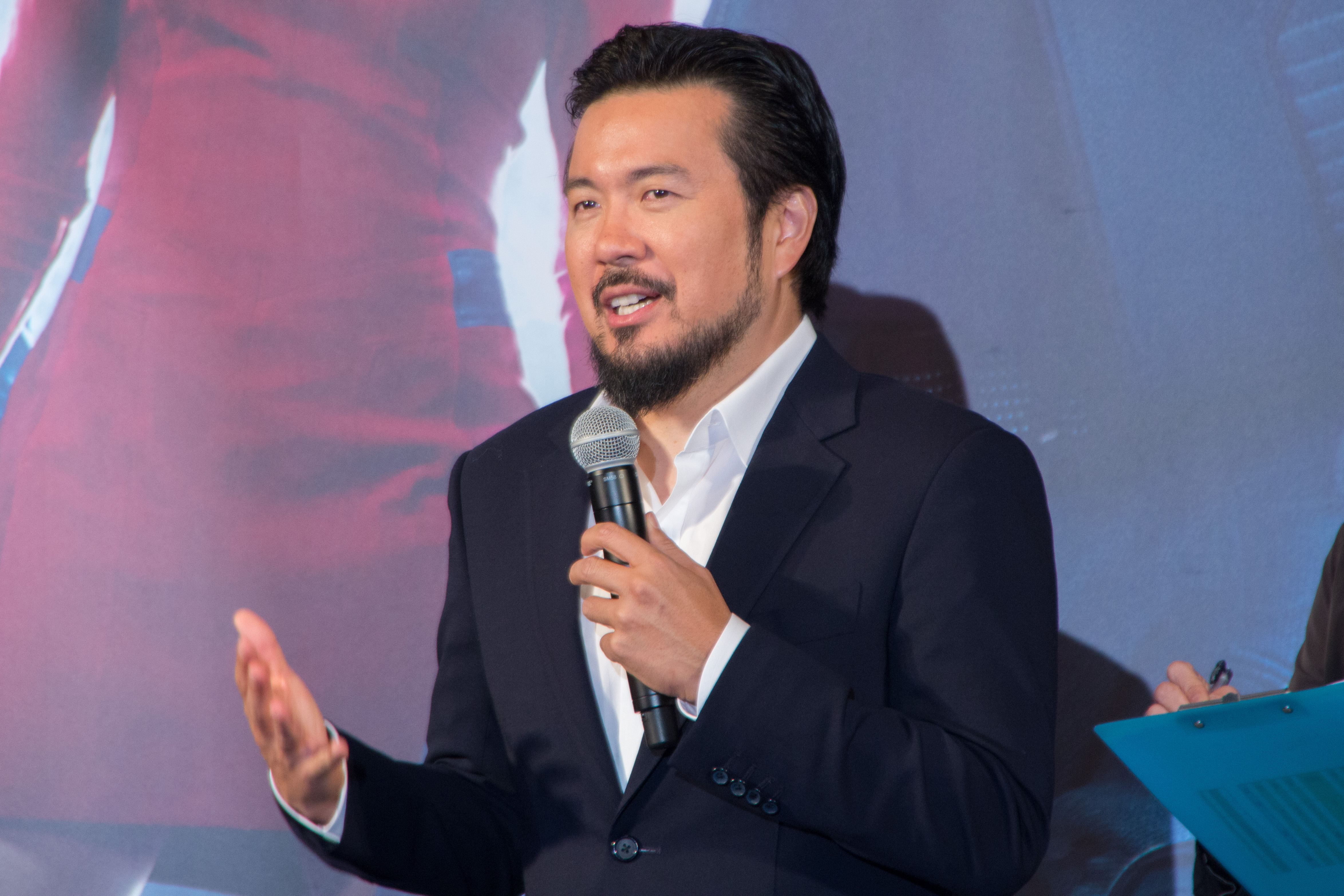 19 мая в прокат выходит девятая часть киносерии «Форсаж» (F9). История Доминика Торетто и его названной семьи давно вышла за рамки фильмов об автомобильных погонях. С каждым сиквелом жанр «Форсажа» всё более размыт, а сюжетные повороты — менее реалистичны. Джастин Лин, постоянный режиссёр серии с третьей части — легендарного «Токийского дрифта», — рассказал «Канобу» о главных вызовах для франшизы, сложностях работы над крупными блокбастерами и о том, как же всё-таки машина из «Форсажа 9» попала в космос.