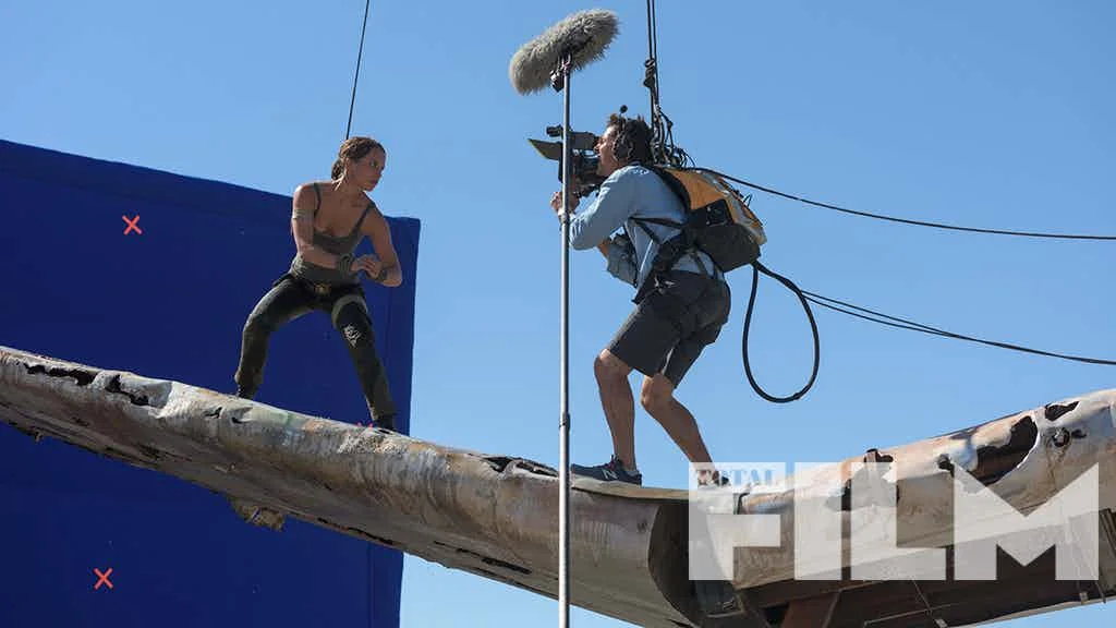 Алисия Викандер с луком и ледорубом на новых кадрах фильма Tomb Raider. Та самая Крофт? - фото 3