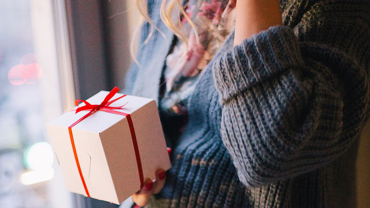 Международный женский день наступит совсем скоро. И чтобы выбрать хороший подарок на 8 марта, недостаточно на полчаса заглянуть в торговый центр. Подобрать интересный вариант — не самая простая задача. Тут и поможет AliExpress с его феноменальным выбором.<br /><br />Начало февраля — идеальное время, чтобы закупаться подарками для своих любимых женщин: сейчас доставка с AliExpress занимает около месяца. Цветы и шоколадки — банально. Редакция «Канобу» собрала 10 идей для подарков, которые порадуют (почти) любую даму.