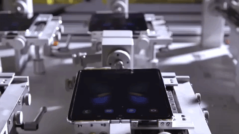 Залипательное видео: Samsung показала заводские тесты прочности складного смартфона Galaxy Fold - фото 2