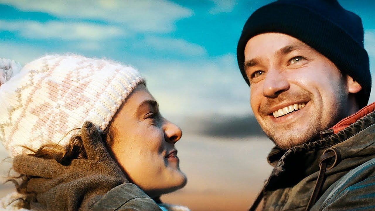 В 2018 году спортивная мелодрама «Лед» была принята достаточно тепло зрителями, потому продолжение было ожидаемо. Выйдет оно спустя два года, причем вновь ко Дню святого Валентина — 14 февраля. Олега Трофима сменил режиссер Жора Крыжовников, который после дилогии «Горько!» подправил репутацию драматическим сериалом «Звоните ДиКаприо!». Посмотрев новую часть на пресс-показе, рассказываем, какой она получилась и стоило ли ее снимать.