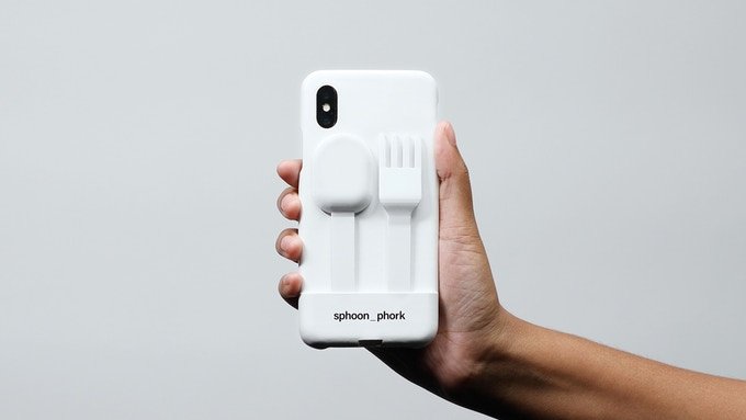 Если ешь, не отрываясь от смартфона: чехол sphoon_phork превращает iPhone в ложку или вилку - изображение 1 Если ешь, не отрываясь от смартфона: чехол sphoon_phork превращает iPhone в ложку или вилку - фото 1