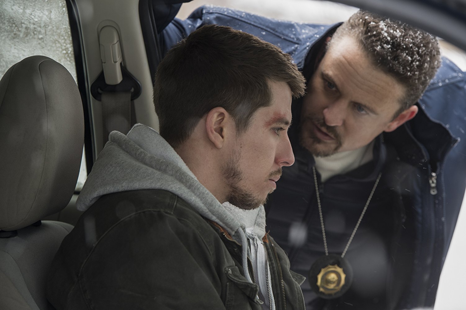 23 февраля на Netflix появились все 10 серий американского сериала Seven Seconds («Семь секунд»). Особый интерес здесь представляет то, что сериал снят «по формату» одного из лучших российских криминальных фильмов — «Майора» режиссера и сценариста Юрия Быкова. Американская версия делалась без участия россиян, там всем занималась канадский сценарист Вина Суд, известная по сериалу The Killing («Убийство»). Осталось ли что-то от «Майора» в американских реалиях... и портят или улучшают новый сериал сходство и расхождения с фильмом-первоисточником?