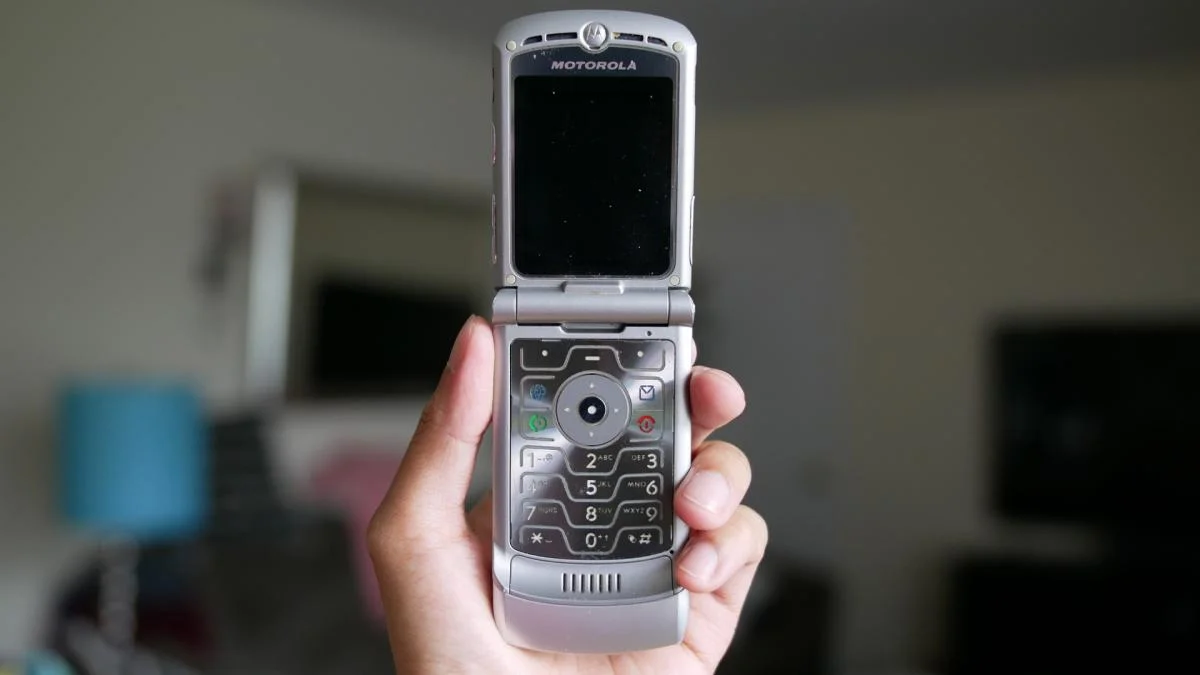 Motorola RAZR V3 — самая продаваемая «раскладушка» в истории и один из самых желаемых телефонов 2000-х. У аппарата был стильный дизайн, достаточно тонкий корпус и неплохая, по тем временам, камера.