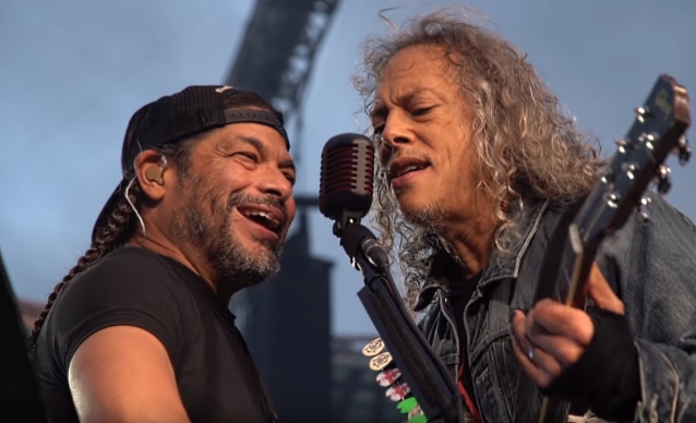 Вот это да! Metallica спела «Группу крови» Цоя на концерте в Москве - фото 1