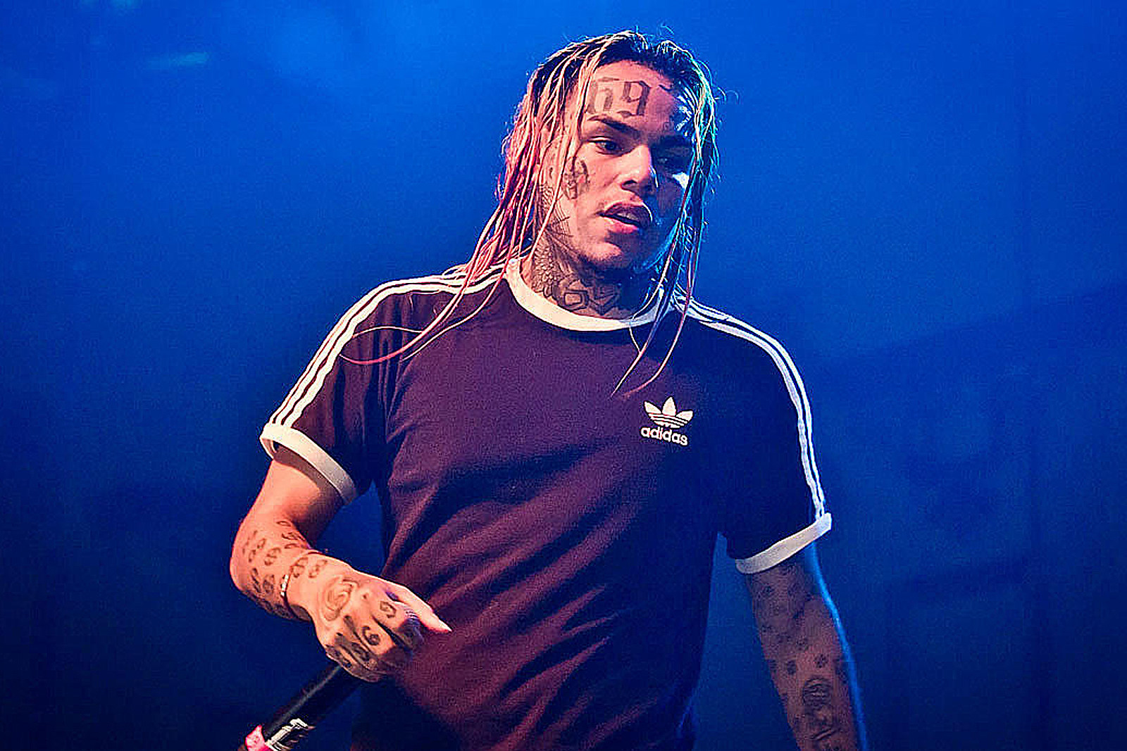 Вот тебе и русское гостеприимство: на рэпера 6ix9ine напали во время концерта в Москве [обновлено] - фото 1