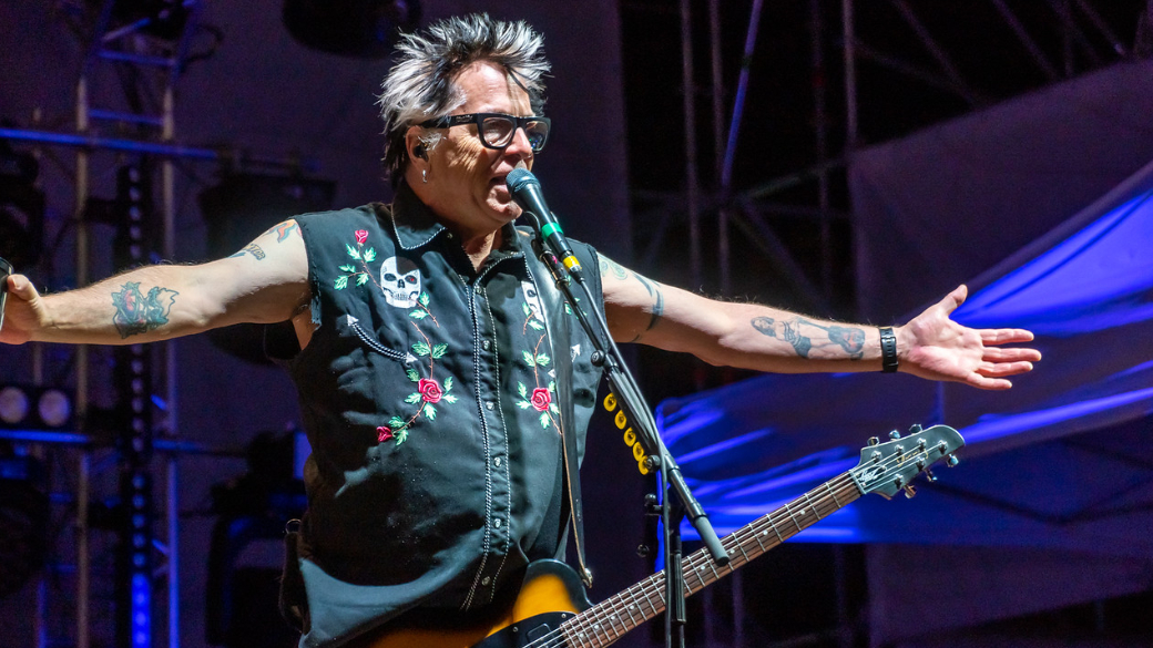 На Wargaming Fest 2019 выступила группа The Offspring. Нам удалось эксклюзивно побеседовать с гитаристом группы Кевином «Нудлзом» Вассерманом. Поговорили о байопиках музыкантов, отношении к рэпу, русском панк-роке и многом другом. Беседу вел Артем Ращупкин.