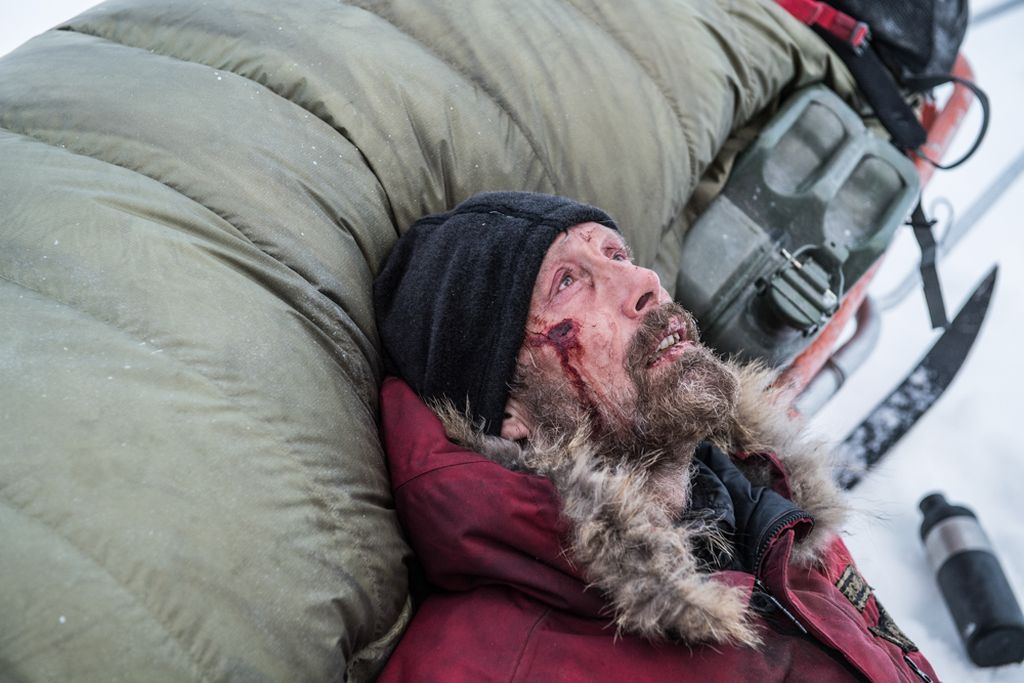 21 февраля в российский прокат вышел фильм режиссера Джона Пенна «Затерянные во льдах» с Мадсом Миккельсеном в главной роли. Это дебютный полнометражный проект Пенна, более известного под псевдонимом MysteryGuitarMan — он довольно крупный бразильский ютуб-блогер. Фильм получил номинацию на последнем Каннском кинофестивале за лучший дебют, почти 90% на Rotten Tomatoes и вообще вал положительных отзывов от зрителей. За что — совершенно непонятно.