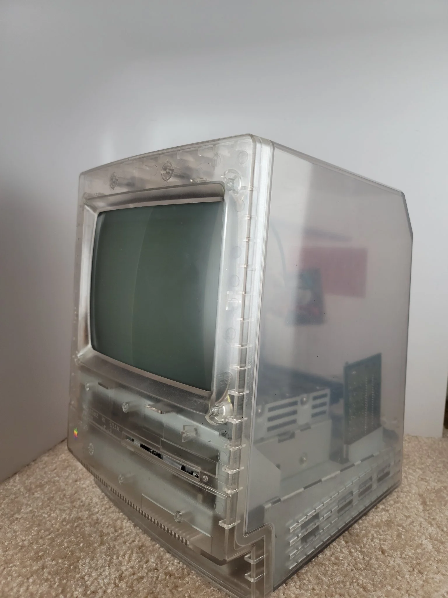 Прозрачное ретро: прототип Apple Macintosh Classic показали на качественных фото - фото 2