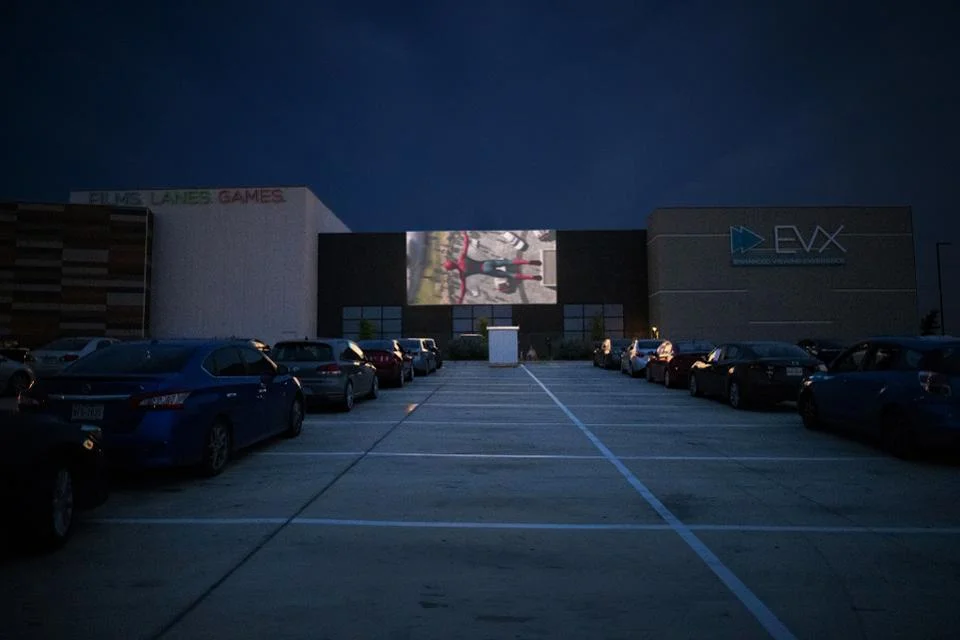 В Техасе появился идеальный кинотеатр на время пандемии. Фильмы показывают на парковке - фото 1