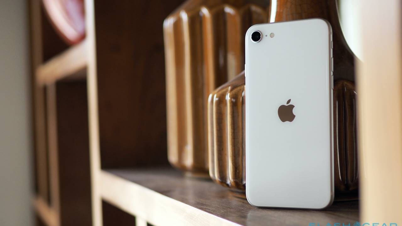 24 апреля в России появится в продаже новый компактный Phone SEi. При начальном ценнике от 39 990 рублей аппарат считается бюджетным в линейке Apple и его ждали пользователи, которым нравятся компактные модели. Собрали 6 лучших, на наш взгляд, альтернатив обновленному iPhone SE, которые также достаточно компактны, а стоят больше, так же или меньше нового хита Apple.