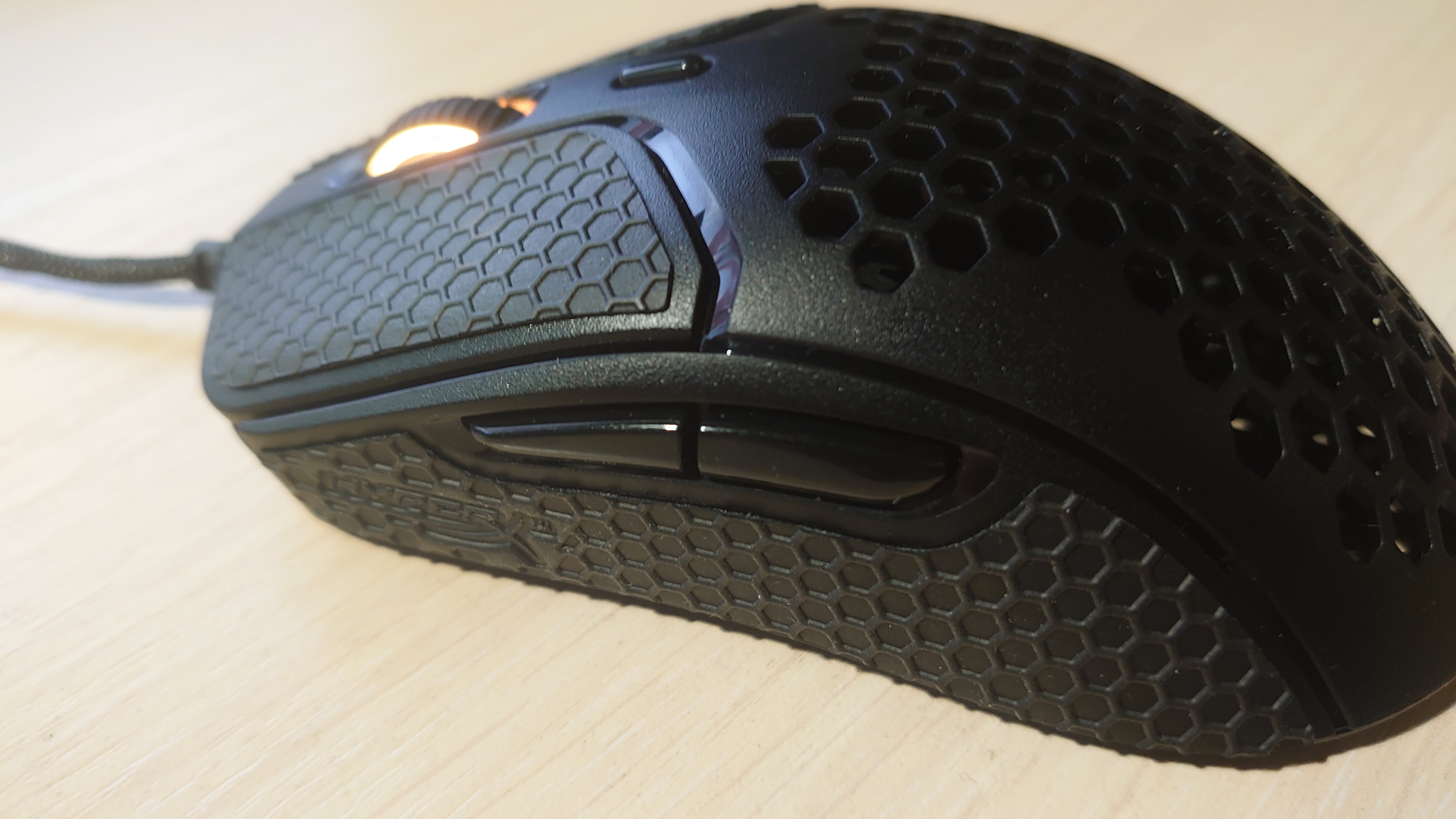 HyperX Pulsefire Haste — это новая геймерская мышка от HyperX, входящая в линейку Pulsefire. Модели в этой линейке есть разные — с большим количеством дополнительных кнопок, беспроводные, с разной формой и габаритами. Pulsefire Haste отличается от своих собратьев своим крайне низким весом — всего 59 грамм без учета кабеля.