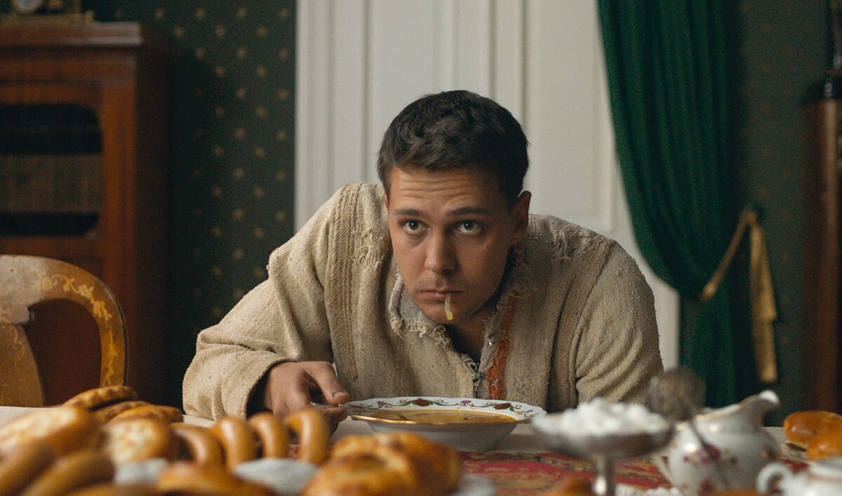 Звезде «Холопа» Милошу Биковичу — 33 года. В каких еще фильмах он играл? - фото 4