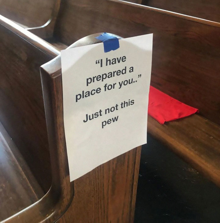 Церковь в Новом Орлеане креативно призвала прихожан соблюдать дистанцию и прославилась в сети - фото 1