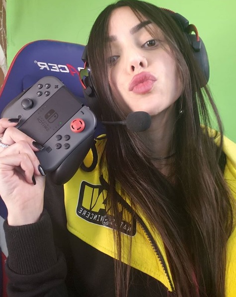 Ведущая киберспортивных турниров в Латинской Америке, попавшая на обложку Playboy - фото 6