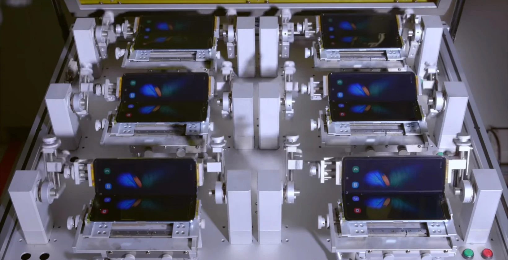 Залипательное видео: Samsung показала заводские тесты прочности складного смартфона Galaxy Fold - фото 1