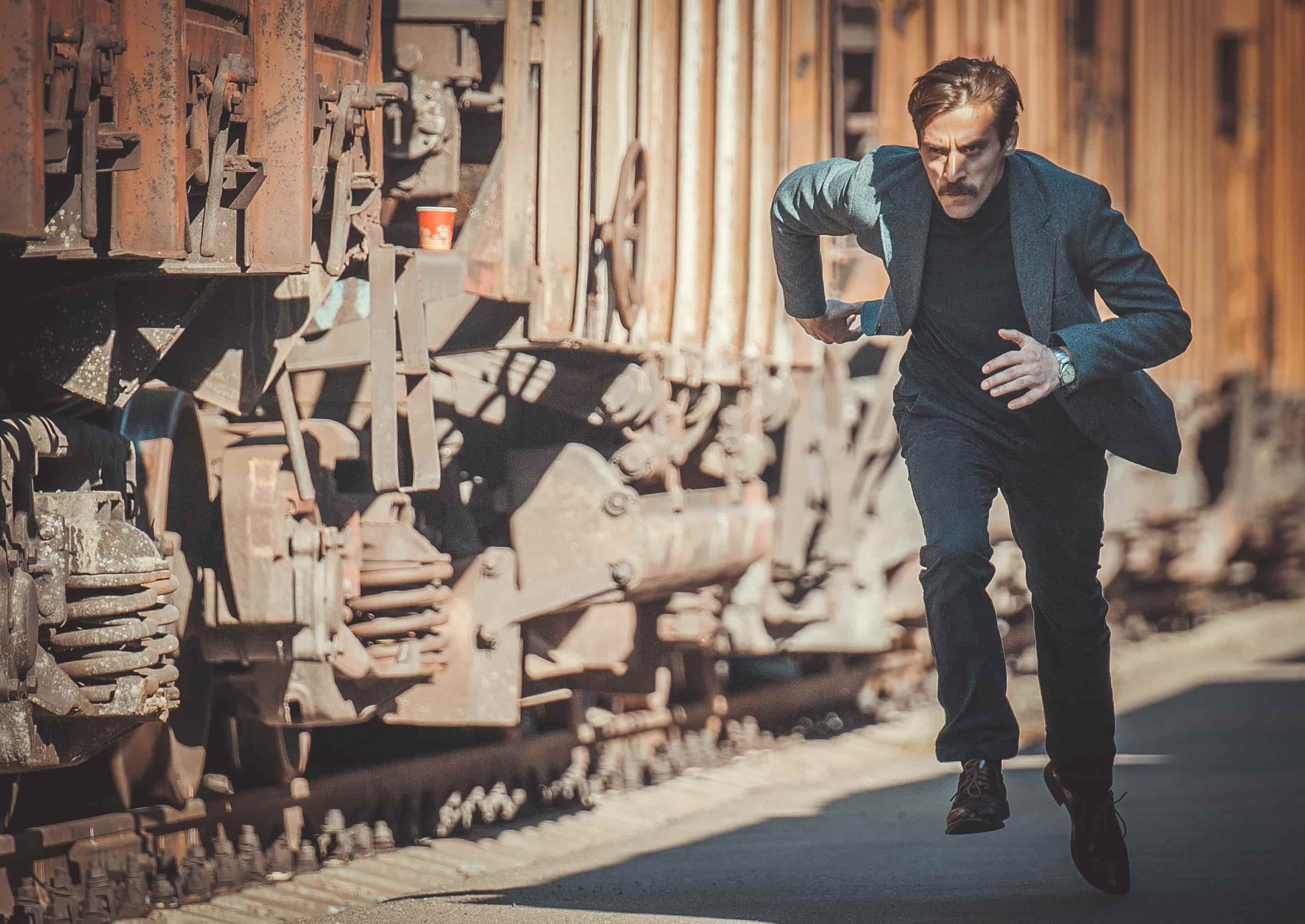 31 мая на телеканале НТВ начнётся показ  10-серийного сериала «Душегубы» об охоте на советского маньяка-душителя. Через день после эфира на НТВ сериал выйдет в онлайн-кинотеатре Амедиатека. Это остросюжетный детектив по мотивам реального дела Геннадия Михасевича, в 1971-1985 годах убивавшего женщин в Белорусской ССР. После просмотра двух серий объясняем, почему на сериал стоит обратить внимание любителям триллера и детектива.