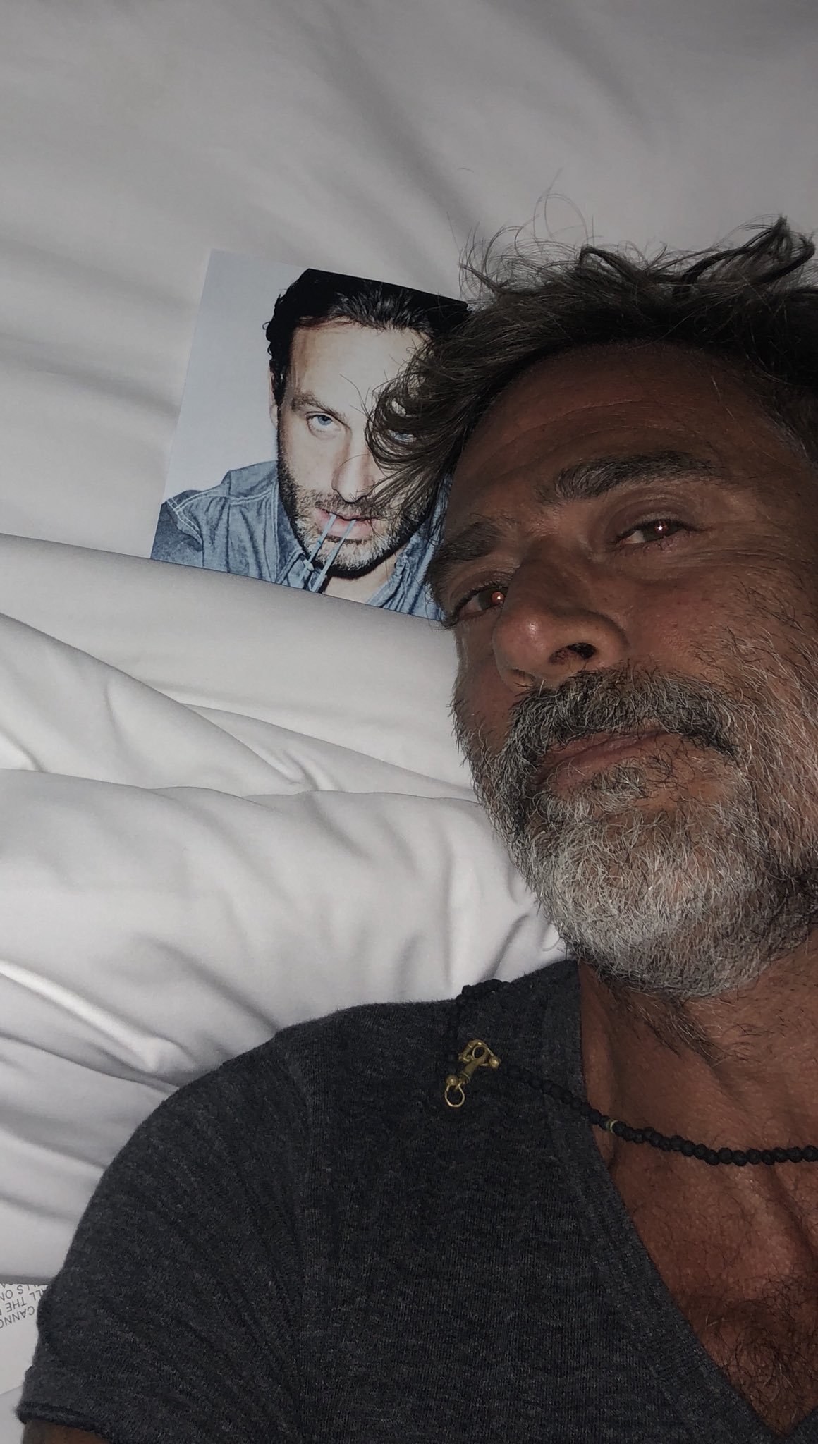 Ниган соскучился по Рику Граймсу. Теперь он делает селфи с его фотографиями  - фото 5