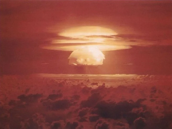1 марта 1954 года ВВС США провели свой самый мощный в истории ядерный взрыв. Мощность бомбы составила 15 мегатонн, что в 1200 раз больше, чем у той, что упала на Хиросиму. Высота облака достигла 40 км. Диаметр — 100 км. На месте взрыва осталась огроменная двухкилометровая яма глубиной 75 метров.
