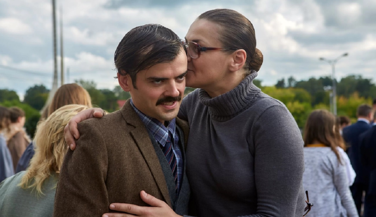 10 марта на телеканале СТС стартует новый ситком «Корни» Марка Горобца («Счастья! Здоровья!») о столичном топ-менеджере, который приехал в родную провинцию с корыстным помыслом. Одну из ролей исполняет Антон Лапенко, засветившийся у Юрия Дудя. Рассказываем, что (не) получилось у продюсеров Вячеслава Муругова и Александра Маслякова-младшего.