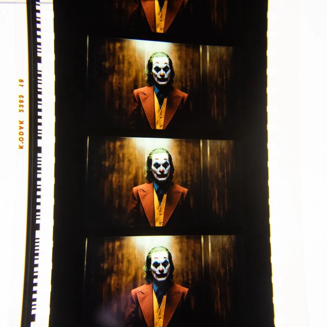 Хоакин Феникс обнимается с Тоддом Филлипсом на потрясающих кадрах со съемок «Джокера» - фото 2