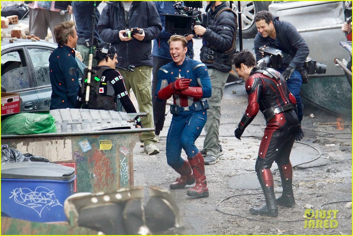 Роберт Дауни-младший, Крис Эванс и другие веселятся на новых фото со съемок «Мстителей 4» - фото 24