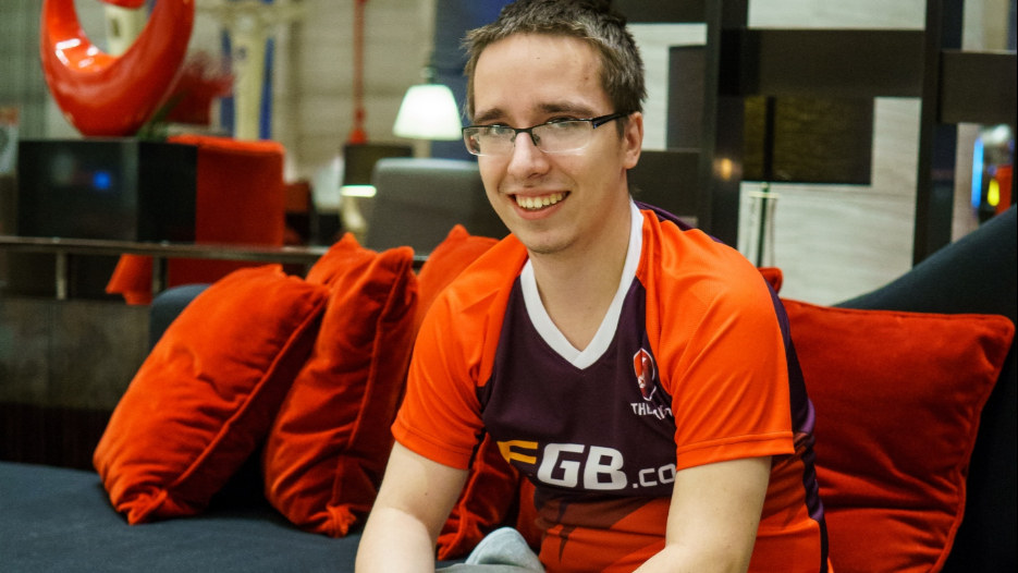 Александр «Ceyler» Попов летом 2018 года стал победителем турнира KFC Battle по Dota 2. Уже через несколько месяцев он присоединился к команде The Pango вместе с которой поехал на второй «мейджор» сезона. Александр рассказал о своем киберспортивном опыте и поделился мнением о том, как стать прогеймером в России.