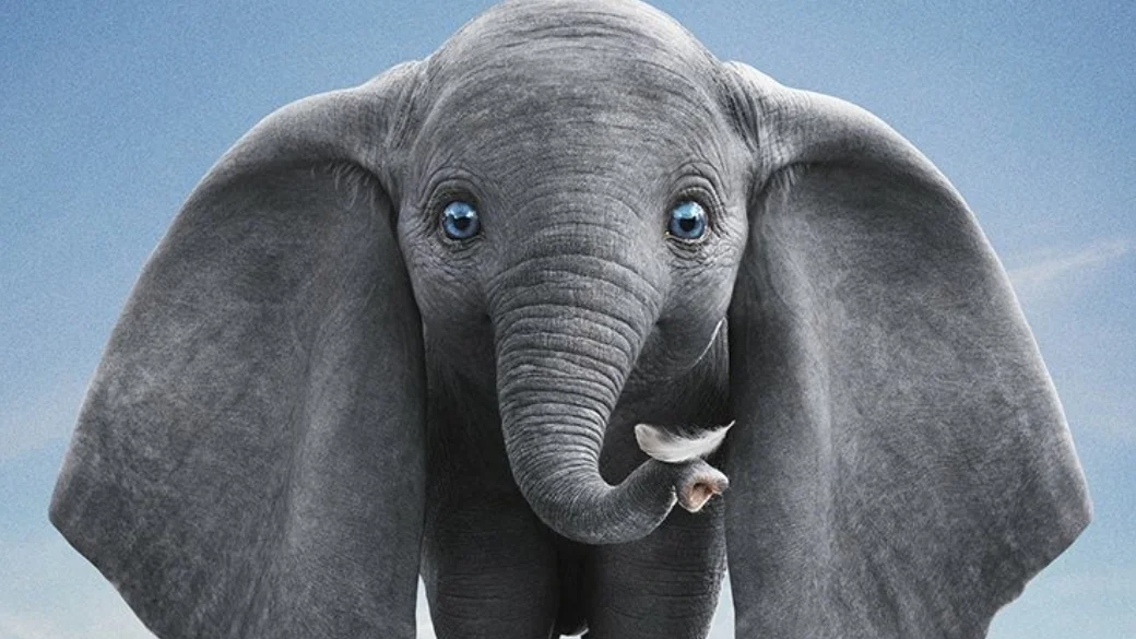 28 марта в кино выходит новый игровой фильм Disney — «Дамбо» (Dumbo), основанный на одноименном мультфильме 1941 года. На этот раз экранизировать классику доверили Тиму Бертону, известному характерным визуальным стилем и подачей. Удалось ли великому режиссеру создать кино для всей семьи о неунывающем летающем слоненке?