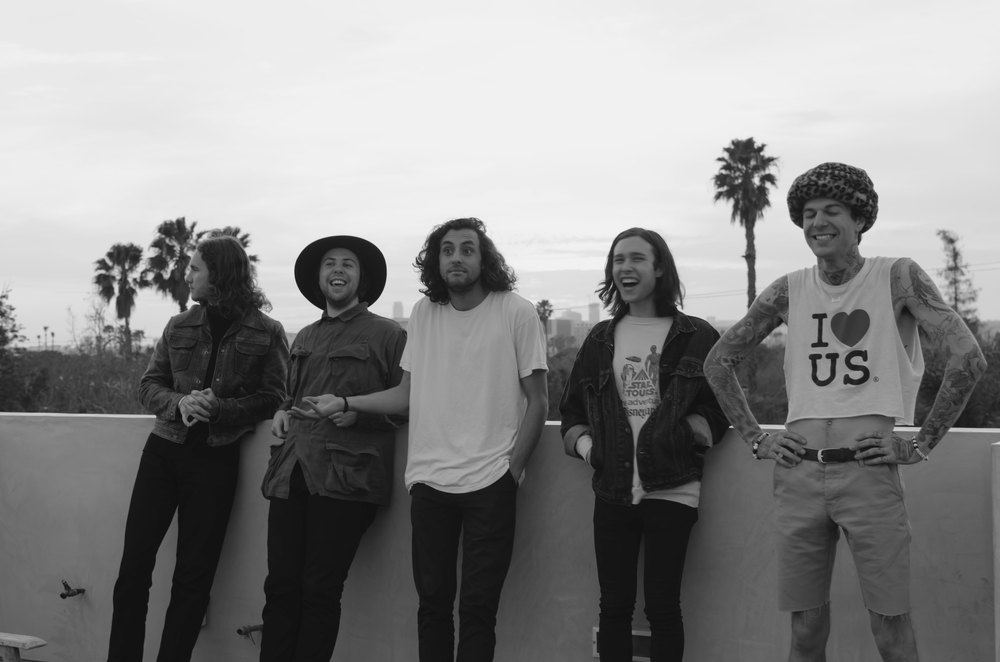 12 января состоялся выход To Imagine — второго мини-альбома калифорнийской инди-рок группы The Neighbourhood, который дополняет предшествующий EP Hard, выпущенный в конце 2017 года. Вместе же оба миньона фактически образуют полноценный альбом Hard To Imagine, хотя официально это просто два разных EP. Рассказываем, что скрывается под обложкой новой (почти) пластинки, и как The Neighbourhood эволюционировали со своего последнего релиза.