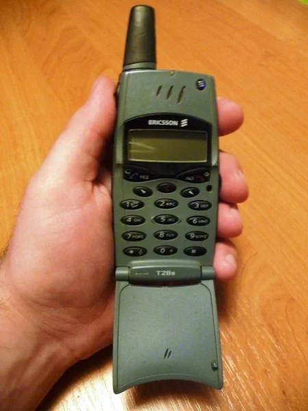 Мобильный телефон Ericsson. Если в 90-х у кого-то был такой в классе, значит ребенок был из богатой семьи