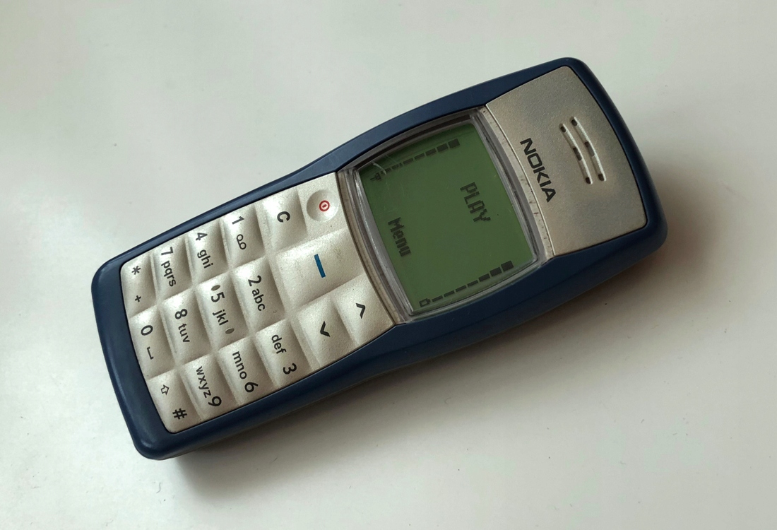 Nokia 1100 — массовый телефон для молодежи нулевых. Он был компактным, ударопрочным доступным и даже снабжался фонариком. А что еще нужно, чтобы позвонить друзьям и договориться о встрече? 