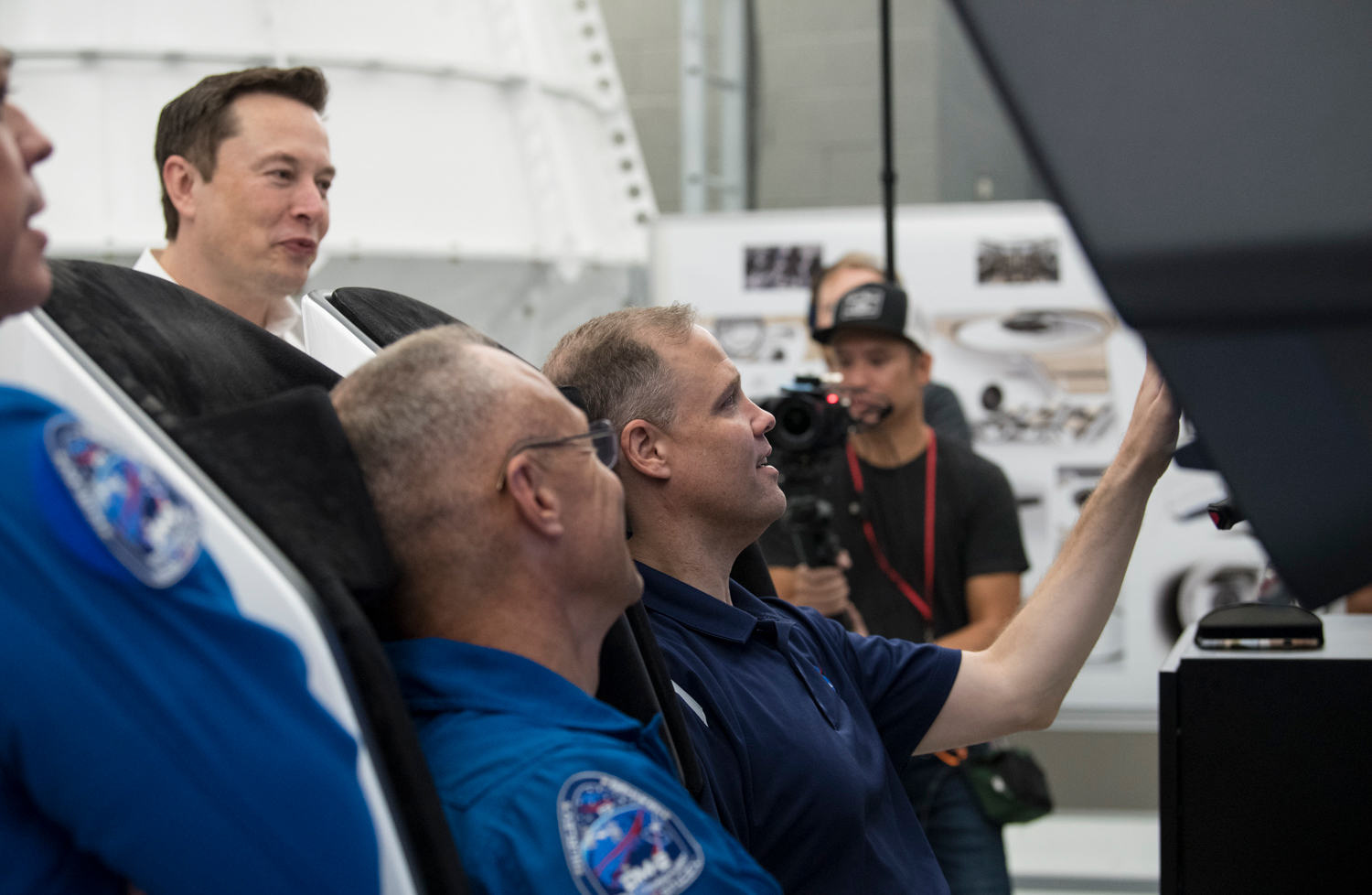 SpaceX выпустила симулятор стыковки корабля Crew Dragon с МКС - изображение 2 SpaceX выпустила симулятор стыковки корабля Crew Dragon с МКС - фото 2
