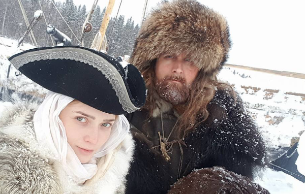 7 июня на экраны выходит российская историческая лента «Первые», рассказывающая о реальных первооткрывателях Севера. Нам уже удалось посмотреть эту картину – авторы явно задумывали приключенческий эпос в стиле госзаказов СССР на сходную тему, но исполнение получилось в худших традициях современного русского кино. Ниже мы рассказываем, почему у широко задуманного фильма Дмитрия Суворова все настолько плохо.